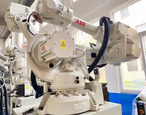 IRB 7600- 500/2.55 Abb Robot Arm 500KG cho nhiều quy trình sản xuất